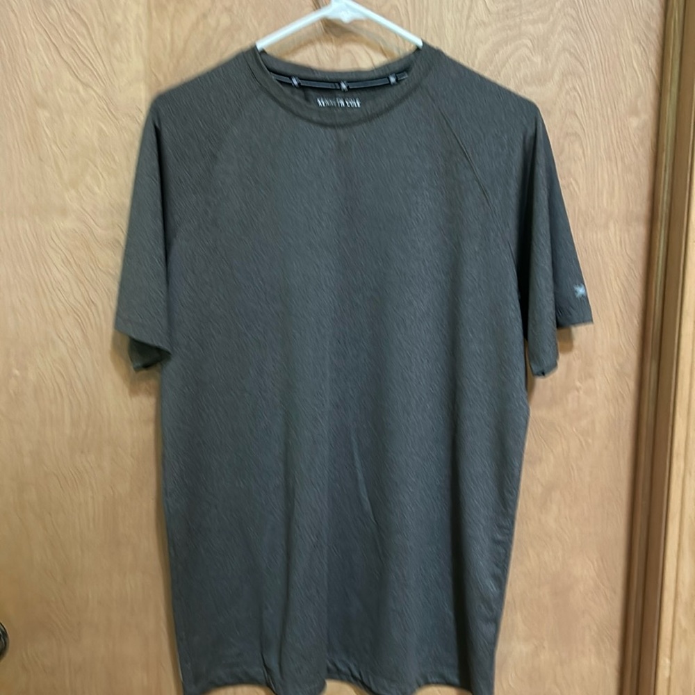 Men’s Kenneth Cole active T-shirt. Like new. Size medium